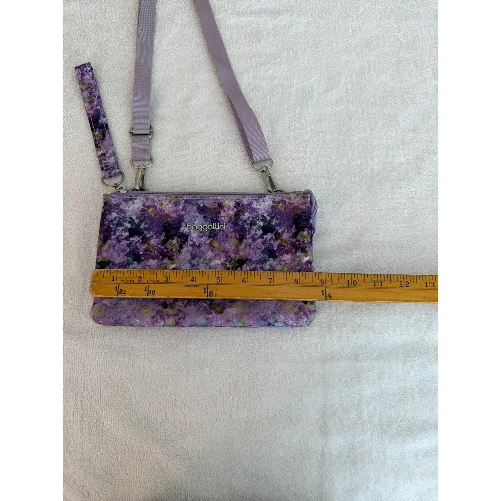 Baggallini Purple Floral Crossbody Bag Wristlet Clutch Adjustable Strap - Picture 2 of 9